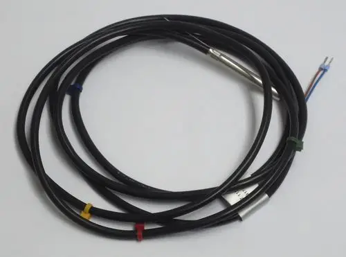 Daikin NTC-Speicherfühler mit Kabel und mehreren isolierten Adern zur Temperaturmessung in Heizsystemen, geeignet für die Altherma R ECH2O-Serie.